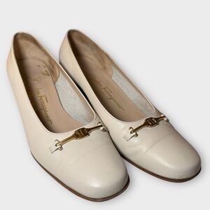 Vintage Salvatore Ferragamo Women's Cream Pumps with Gold detail | Size 8 1/2